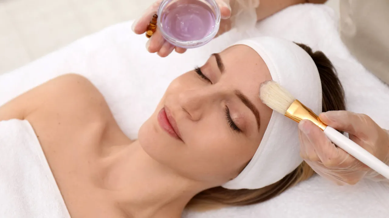 kobieta zmywajaca twarz po peelingu kwasowym, domowa pielęgnacja kwasami bezpieczeństwo