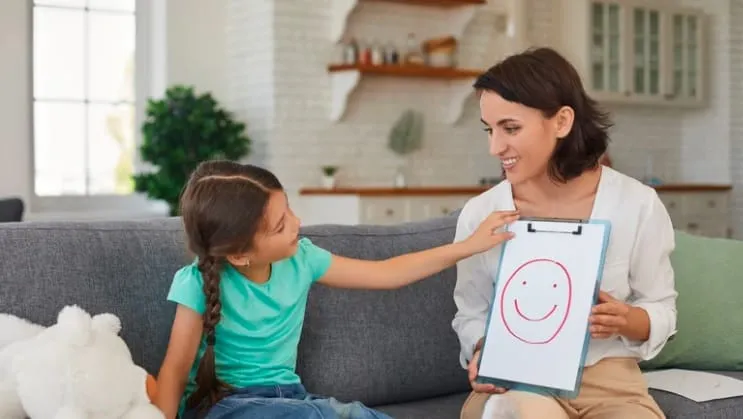 Dziecko zaniepokojone, rodzic rozważa pomoc psychologa