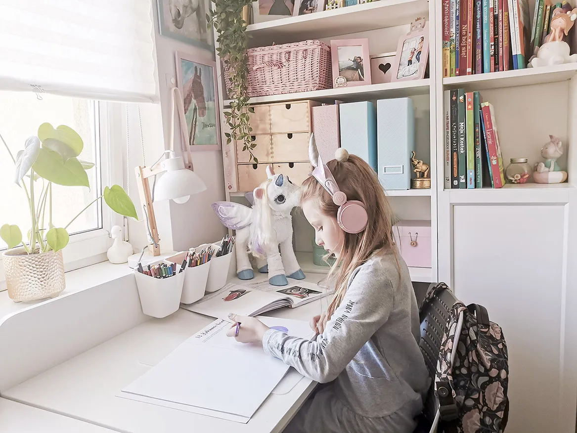 zorganizowane biurko dla dziecka