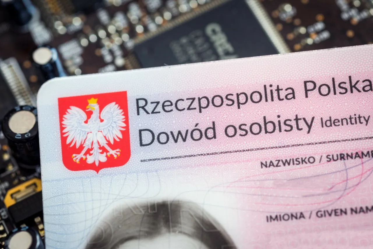Dowód osobisty dla dziecka - ile czeka się na dokument? Zdjęcie przedstawia polski dowód osobisty na tle płytki drukowanej.