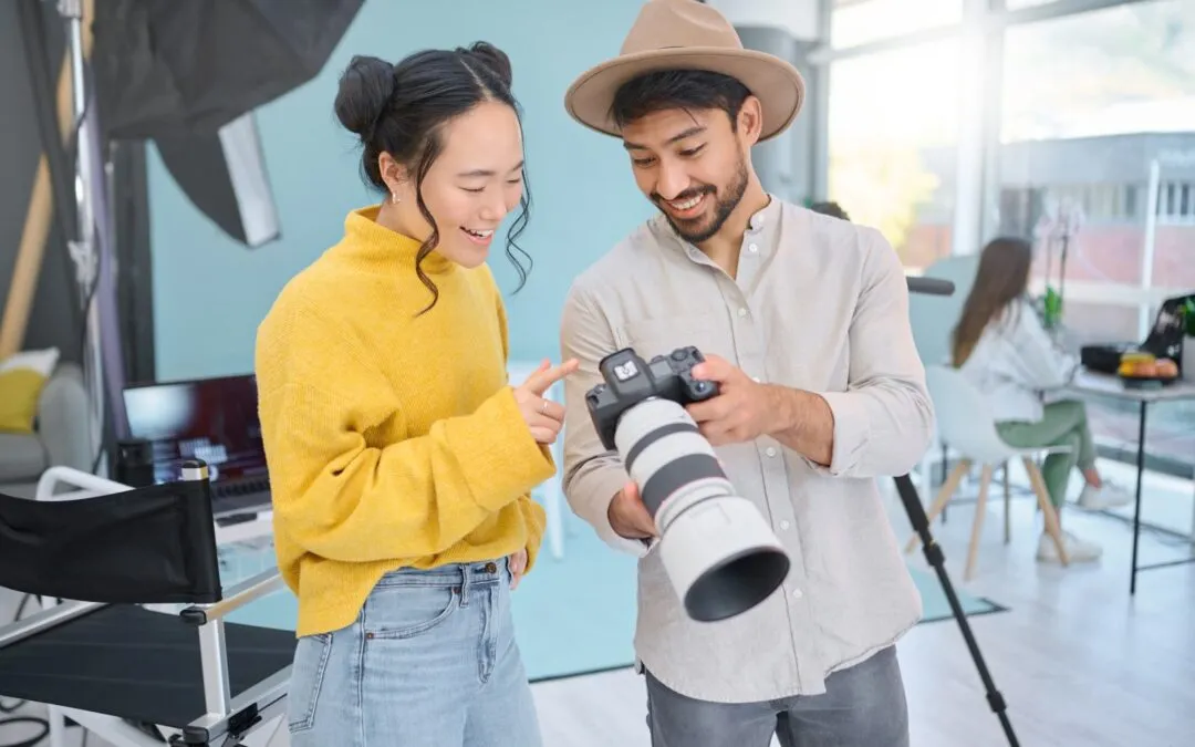 Fotograf podczas retuszu zdjęć po sesji