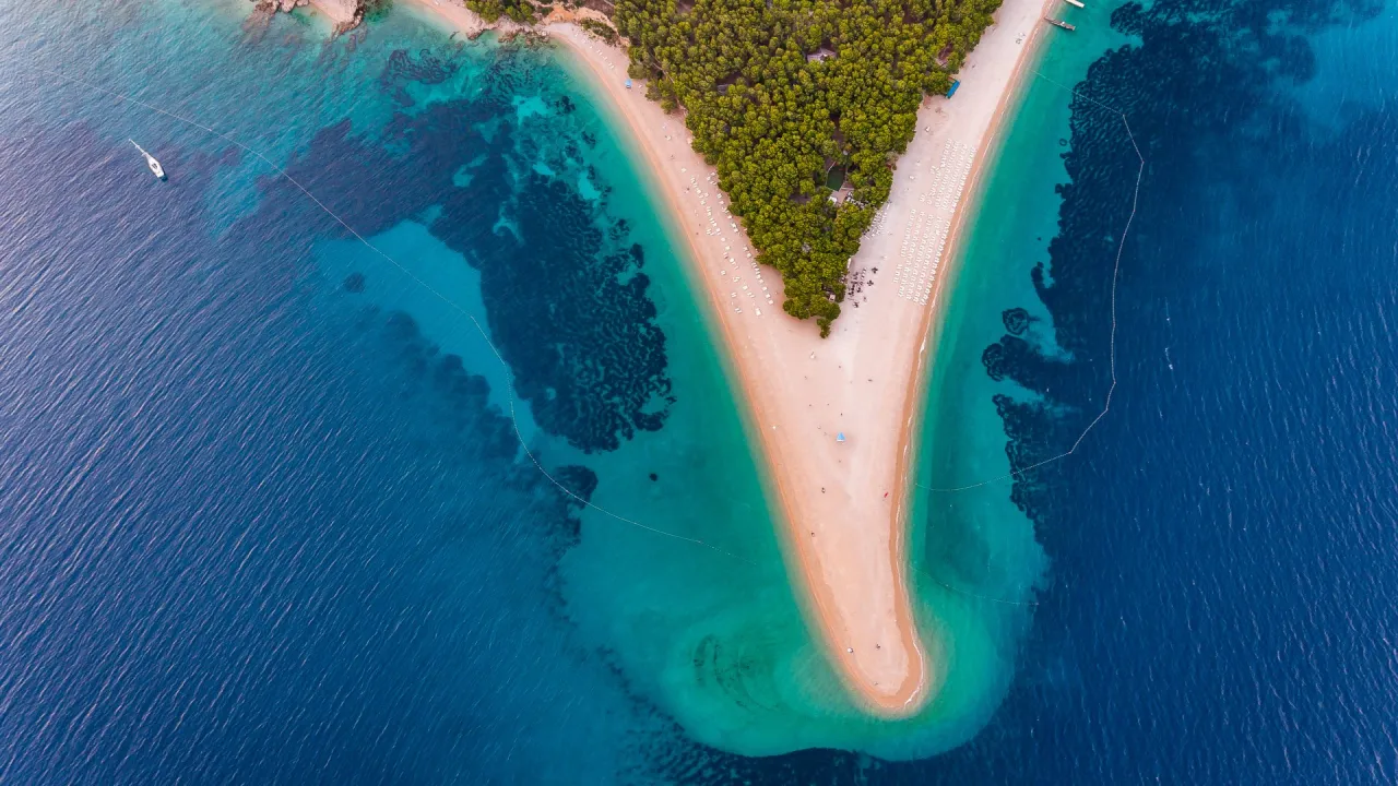 Plage croate eaux cristallines galets