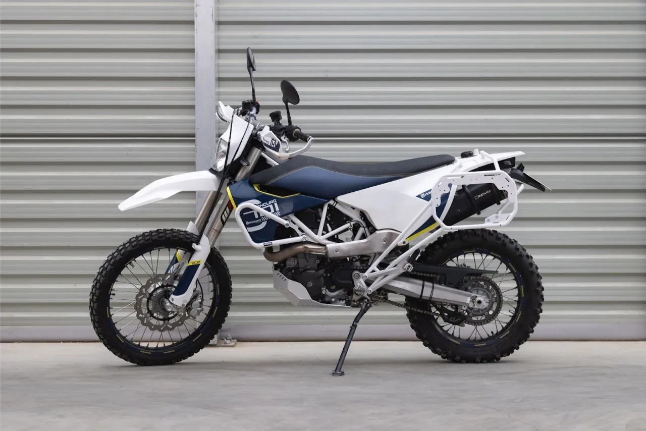 motocykl enduro turystyczne w terenie i na asfalcie