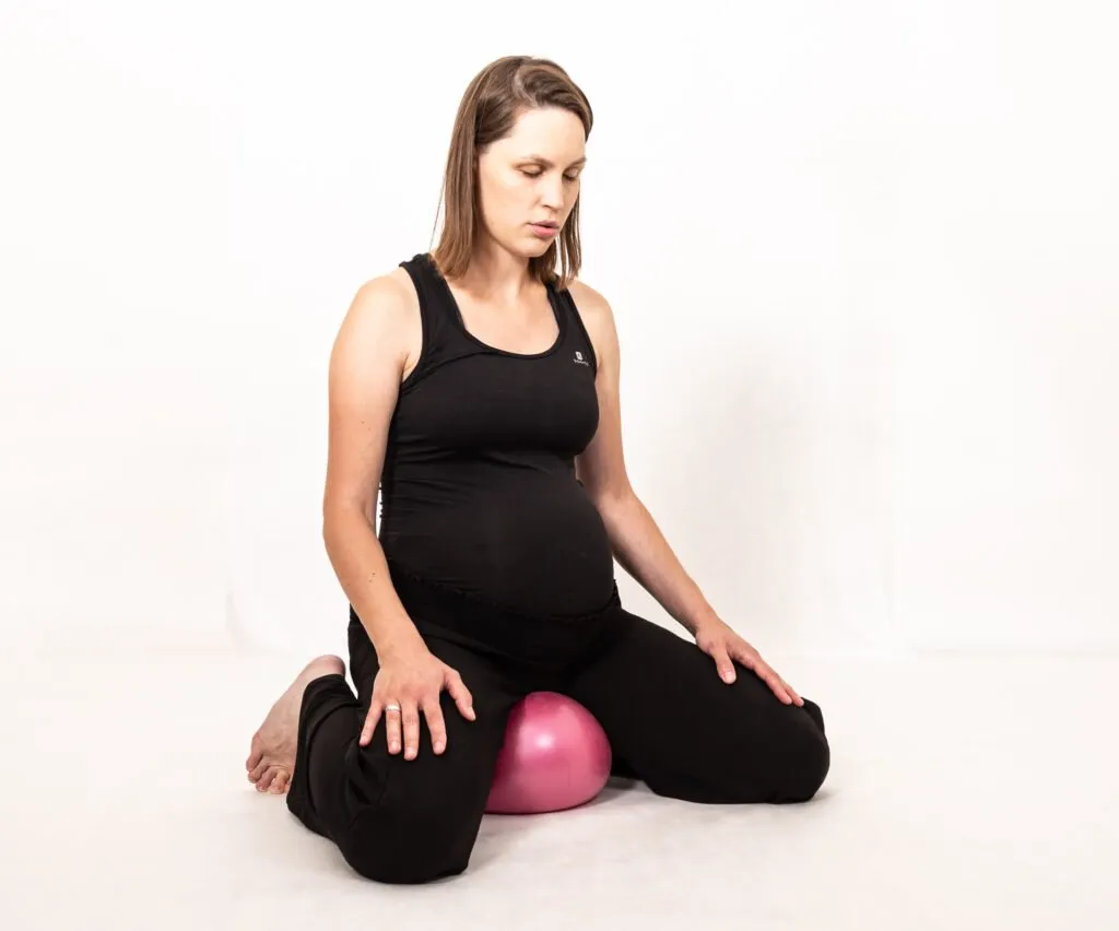 Kobieta w ciąży przygotowująca się do porodu