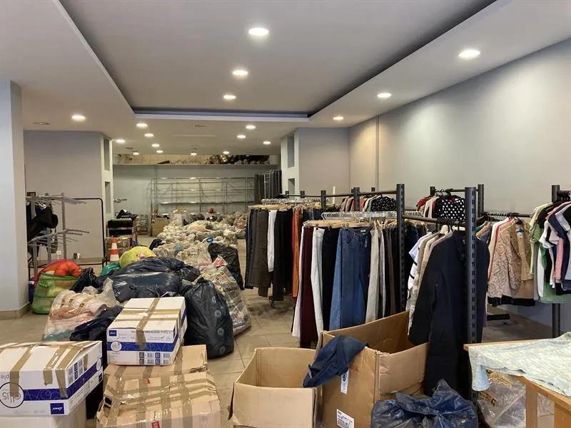 sklep charytatywny wnętrze ubrania Szczecin