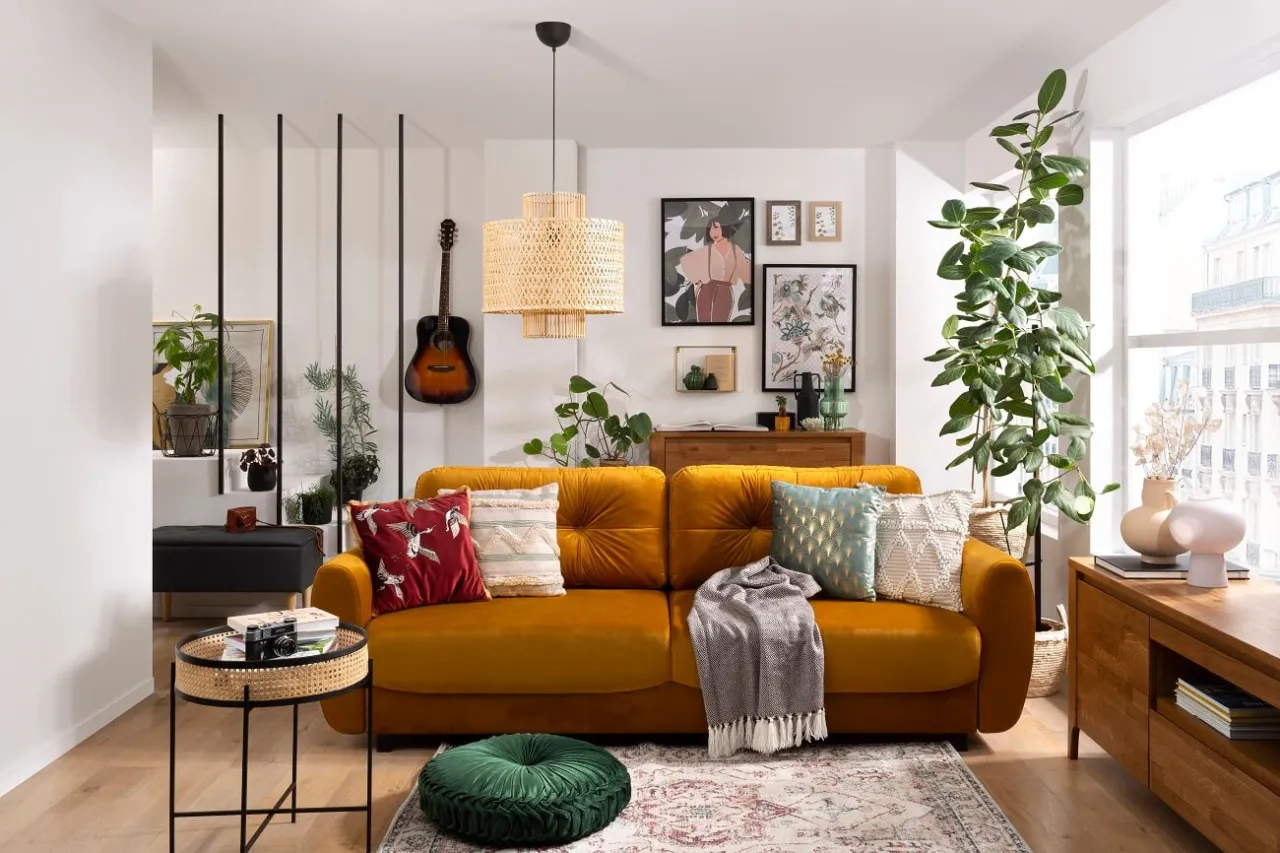 Musztardowa kanapa aranżacje kolorystyczne