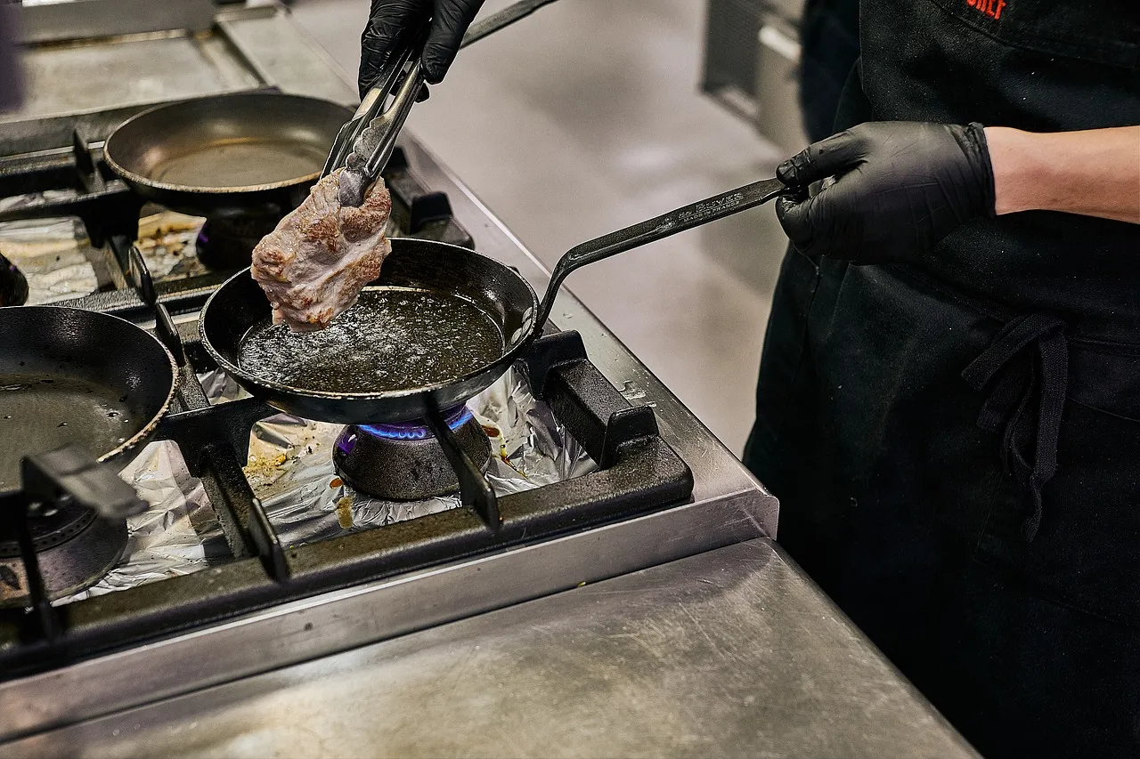 dymiący olej w garnku niebezpieczeństwo