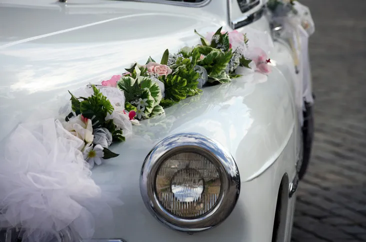 r&oacute;żne style dekoracji samochodu ślubnego