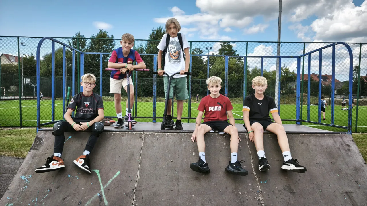 Młodzi skaterzy w nowoczesnym skateparku w Polsce