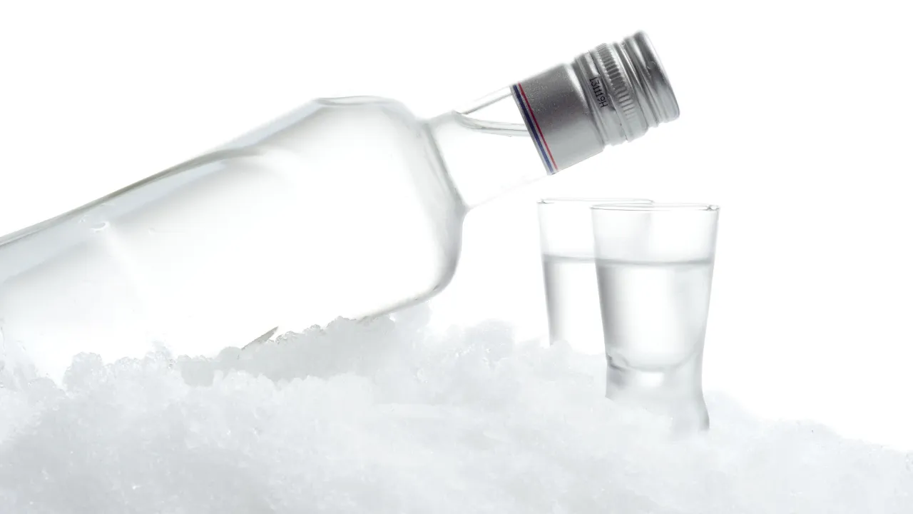 Idealna mrożona wódka do tatara: zasady serwowania. Zimna butelka i kieliszki w śniegu.