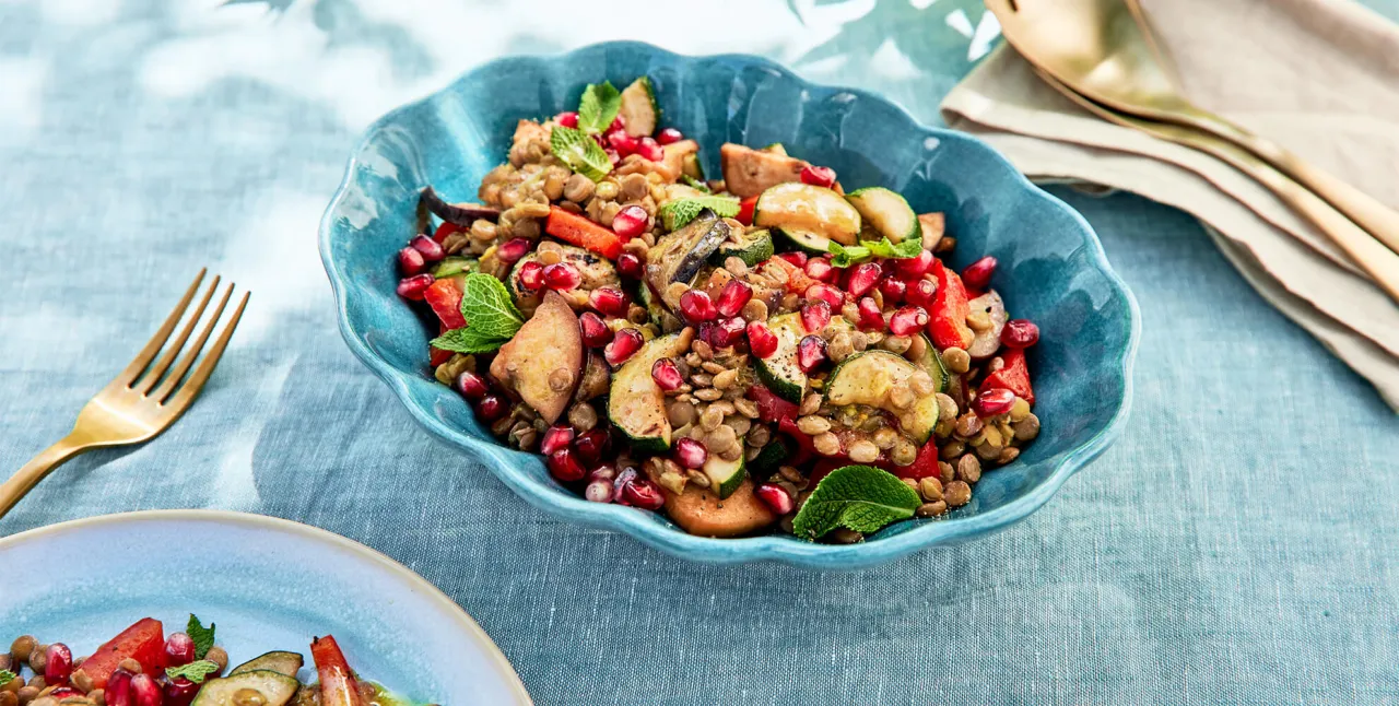 bunter vegetarischer linsensalat mit ger&ouml;stetem gem&uuml;se in einer sch&uuml;ssel