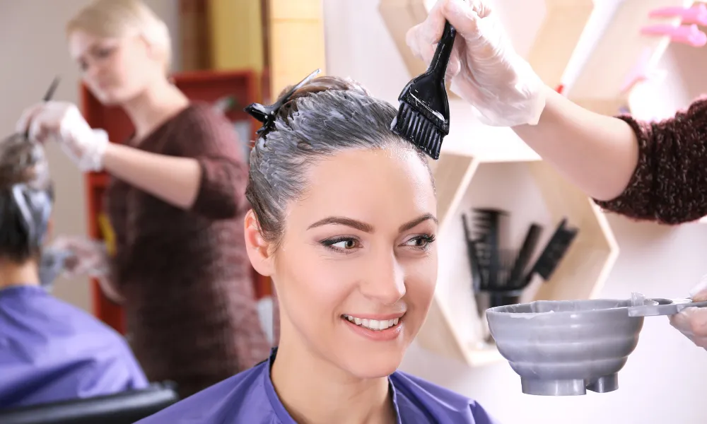 farbowanie włosów w domu kontra salon fryzjerski