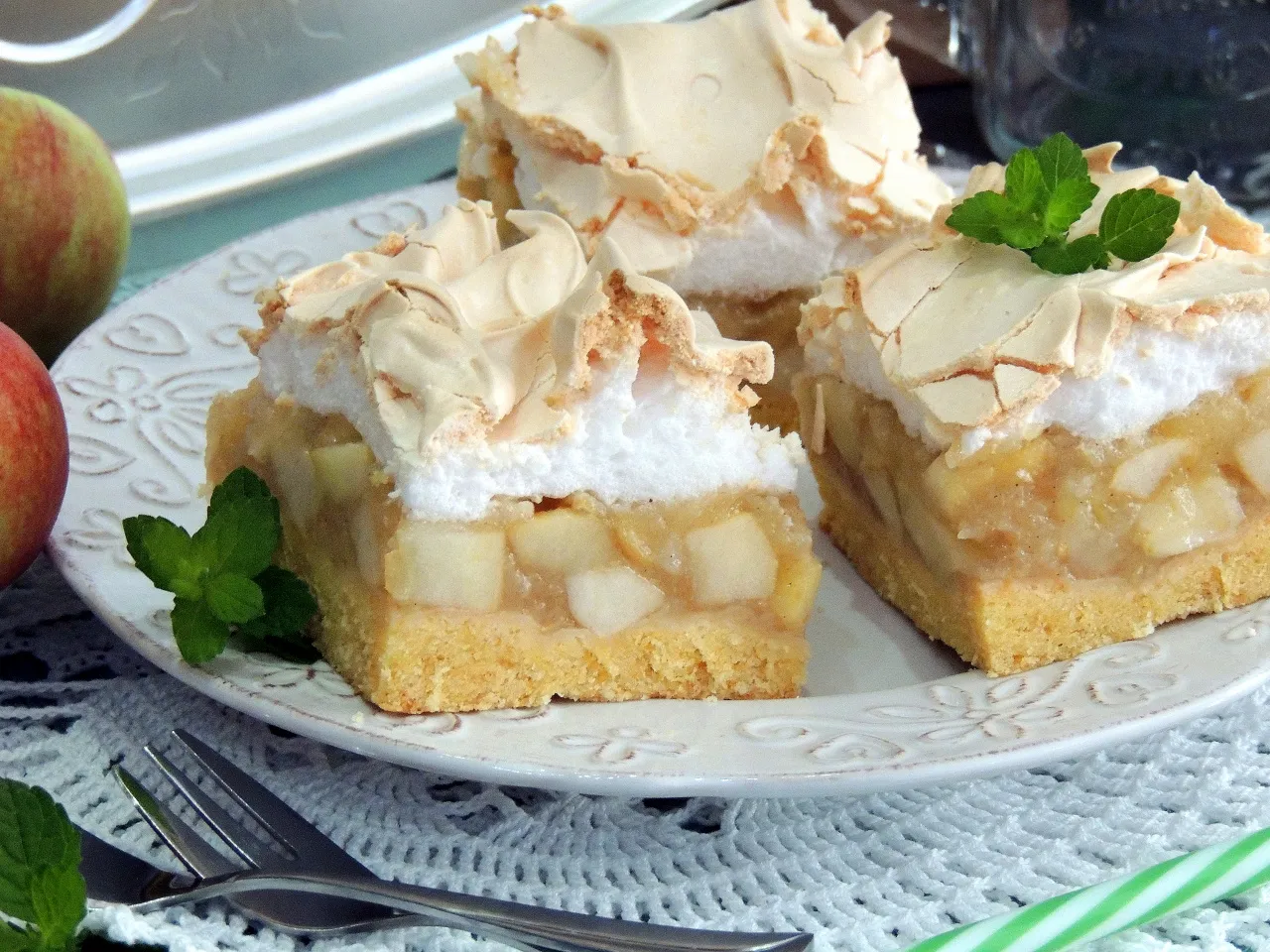 Szarlotka z bezą i lodami waniliowymi