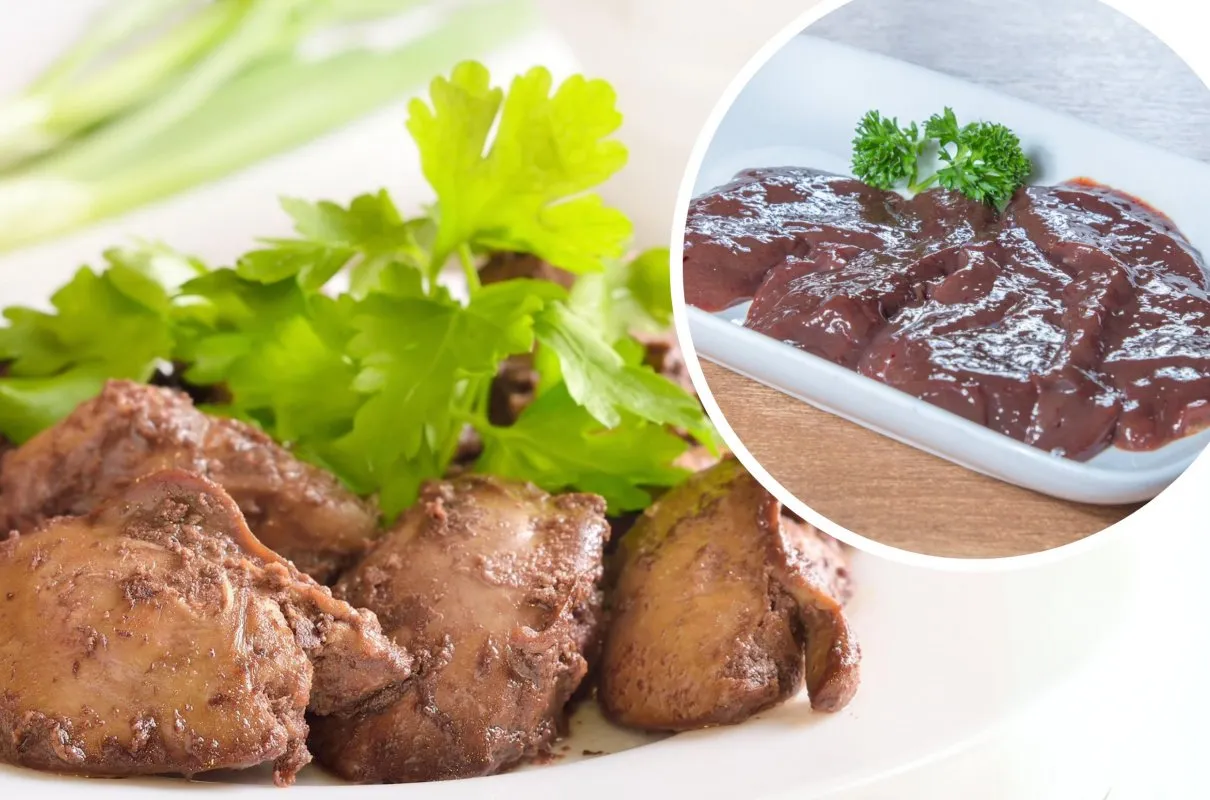 Gotowe danie z wątróbki i surowe plastry wątróbki na talerzu. Czy niemowlę może jeść wątróbkę?