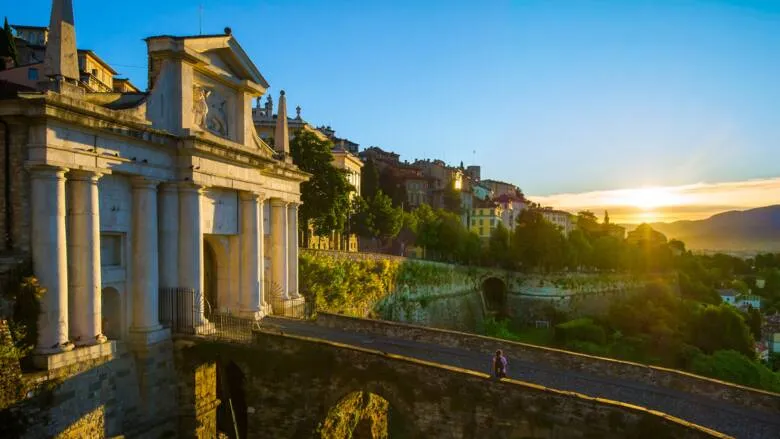 Panorama europejskiego miasta wiosną bez tłum&oacute;w