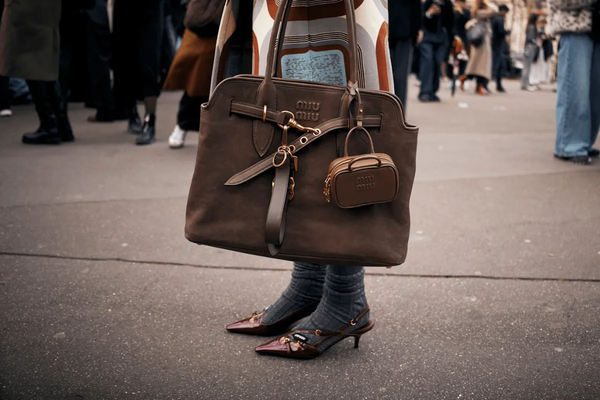 modne dodatki 2025 biżuteria XXL torebka tote