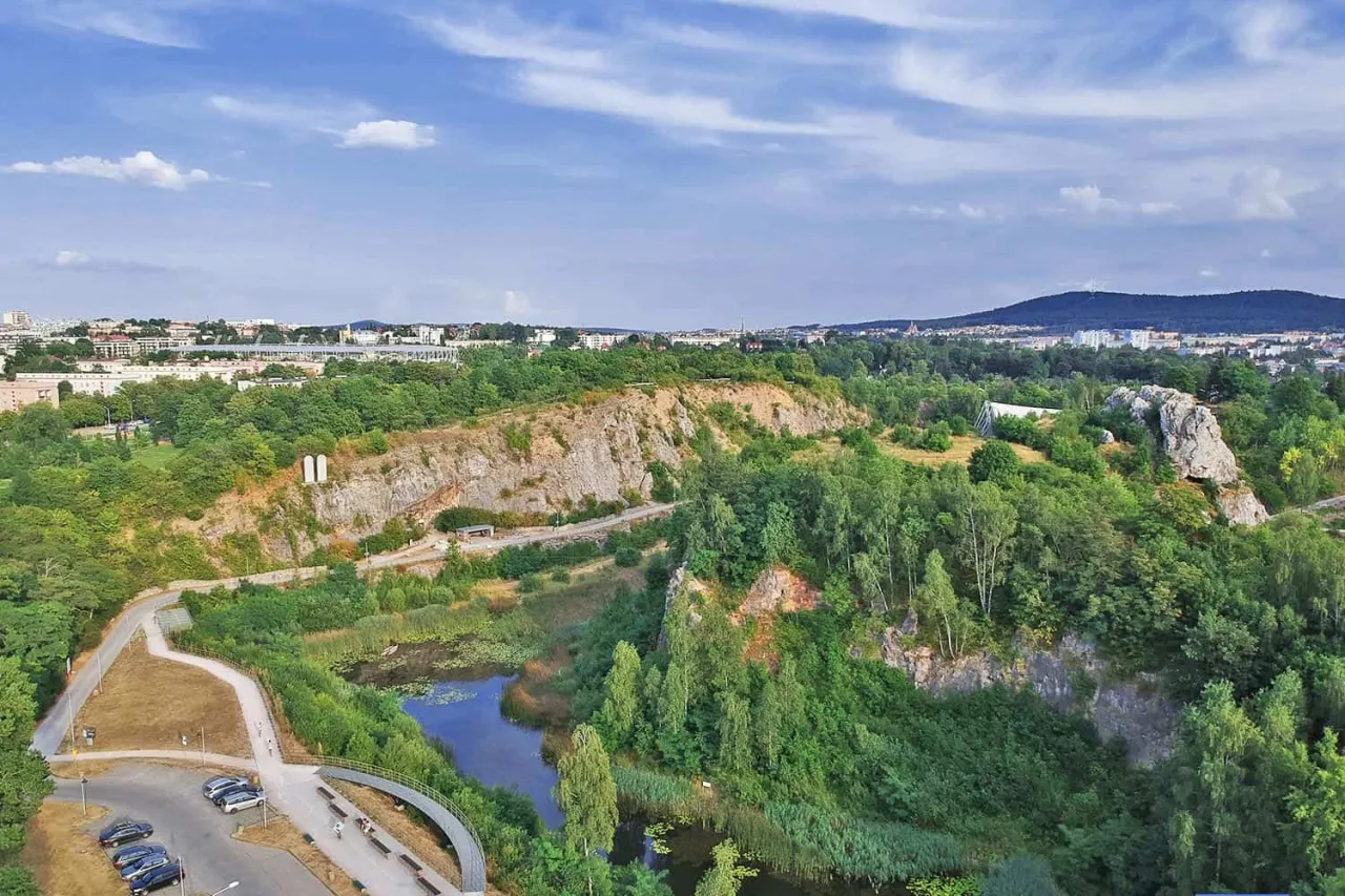 Kamieniołom Kadzielnia w Kielcach to idealne miejsce, by zobaczyć, co zwiedzić w mieście. Malowniczy krajobraz z jeziorem i skałami.