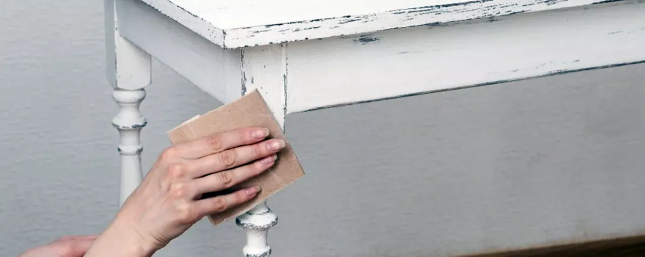 Zdjęcie Skuteczne sposoby na usunięcie farby do włosów z białych mebli