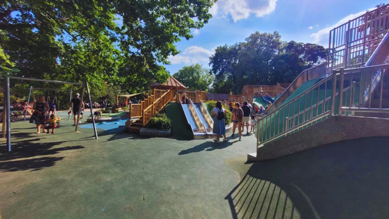 otwarty plac zabaw w Polsce, dzieci bawią się na placu zabaw