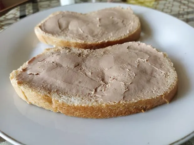 pies patrzący na kanapkę z pasztetem