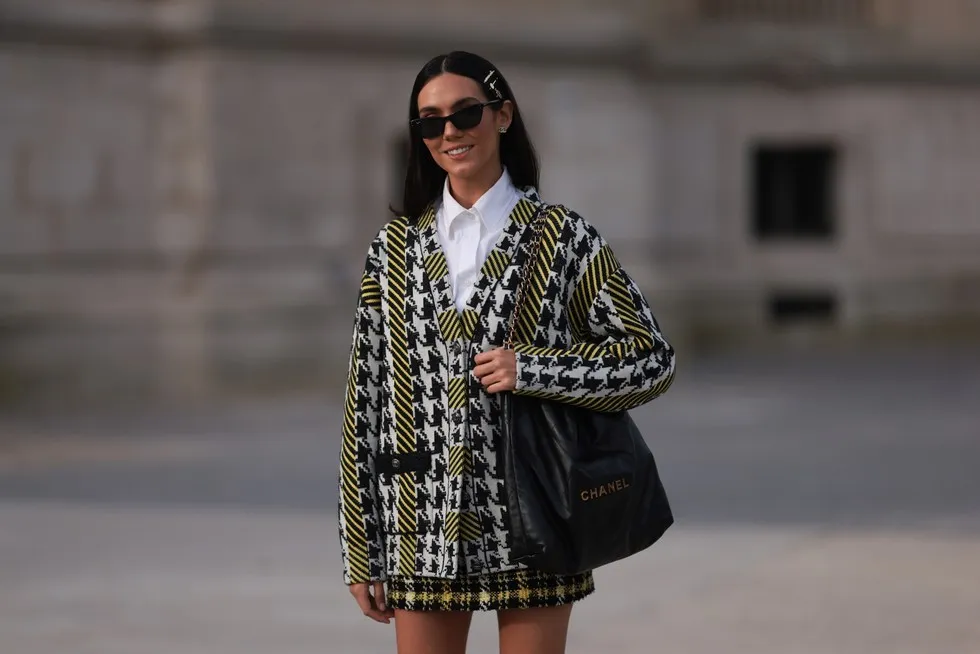 Stylizacje z pepitką i bluzkami w bazowych kolorach