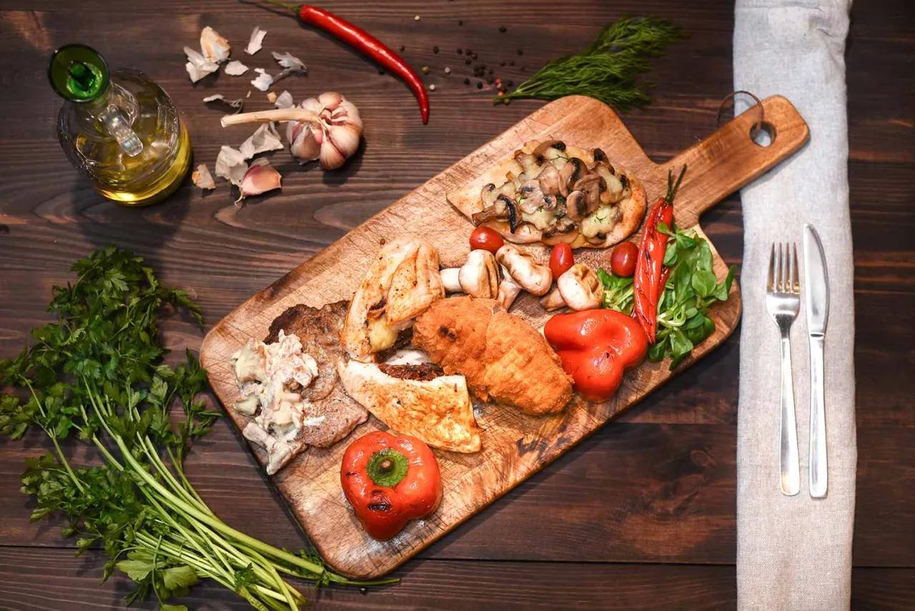 Pyszne danie z grilla: mięso, kurczak, grzyby, papryka i pomidorki. Idealne na letni wieczór w barze morskim Jastrzębia Góra.