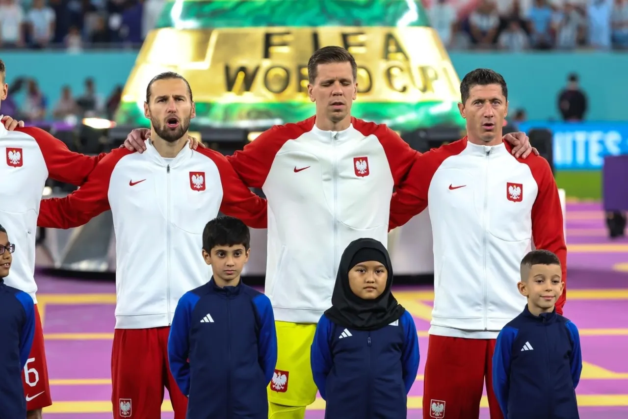 Piłkarze reprezentacji Polski przed meczem. Choć nie wiemy, ile zarabia reprezentant Polski w piłce nożnej, ich determinacja jest bezcenna.