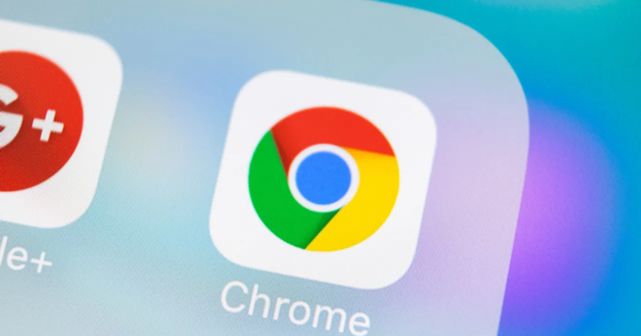 Ikona Chrome na ekranie smartfona. Dowiedz się, jak zaktualizować przeglądarkę Chrome, aby korzystać z najnowszych funkcji i zabezpieczeń.