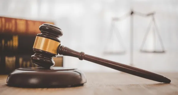 dokumenty prawne, symbol kary finansowej, młotek sędziego