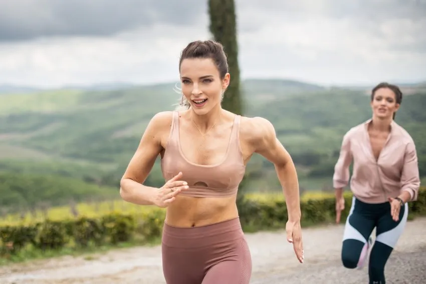 kobieta biegnąca po treningu siłowym