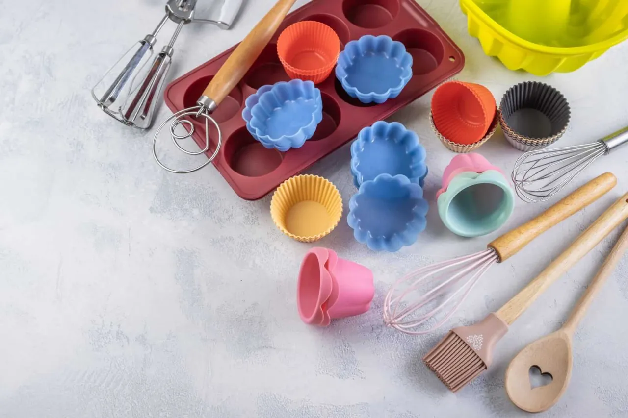 Akcesoria do pieczenia: foremki silikonowe, trzepaczki, szpatułka. Idealne, by dowiedzieć się, jak długo piec babeczki w silikonowych foremkach.