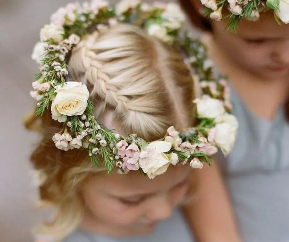 Fryzury komunijne włosy do ramion wianek