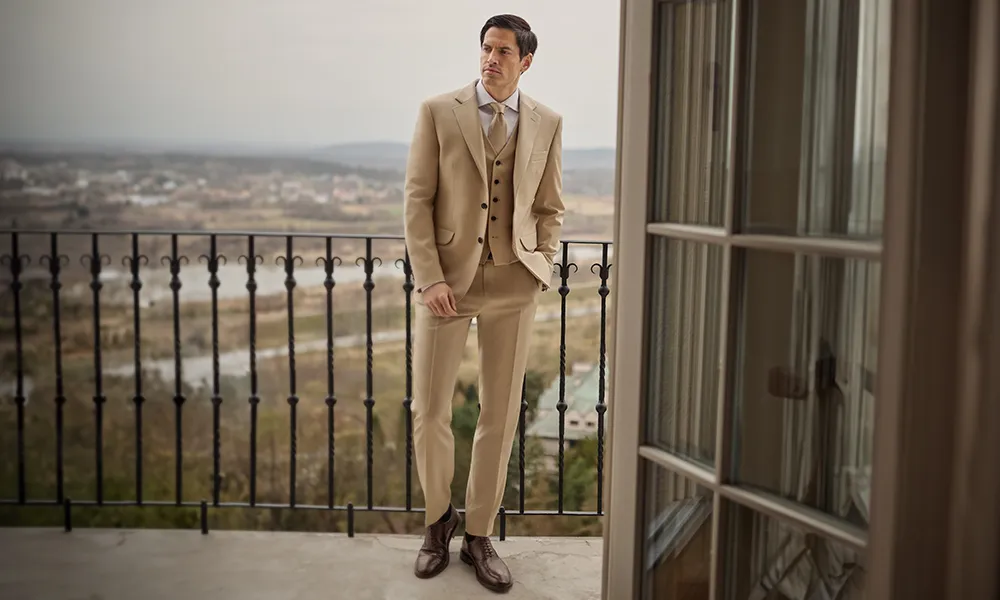 elegancki mężczyzna w jasnym garniturze na przyjęciu w ogrodzie