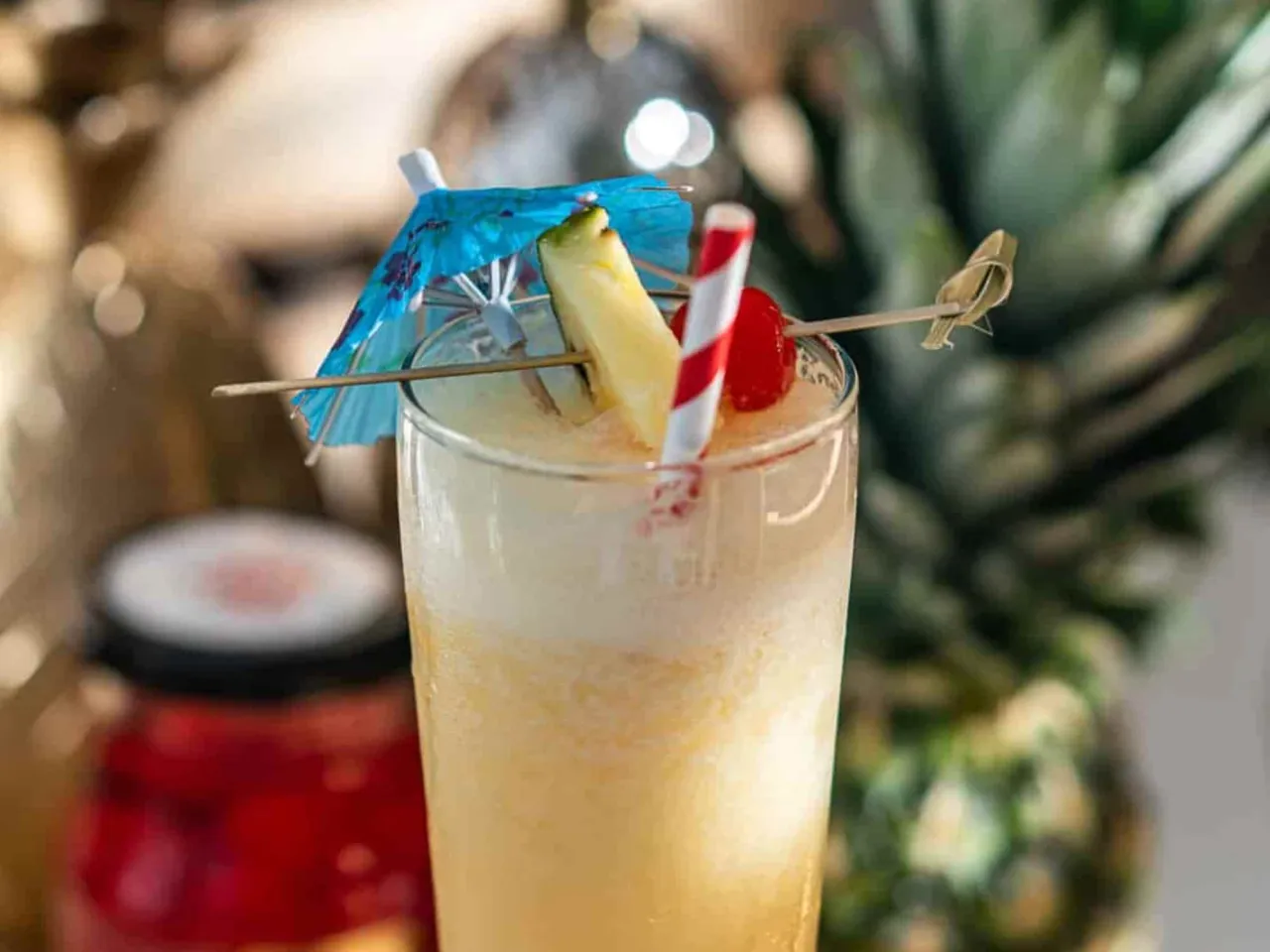 Pina Colada przepis: orzeźwiający koktajl z ananasem, wisienką i parasolką. Idealny na lato.