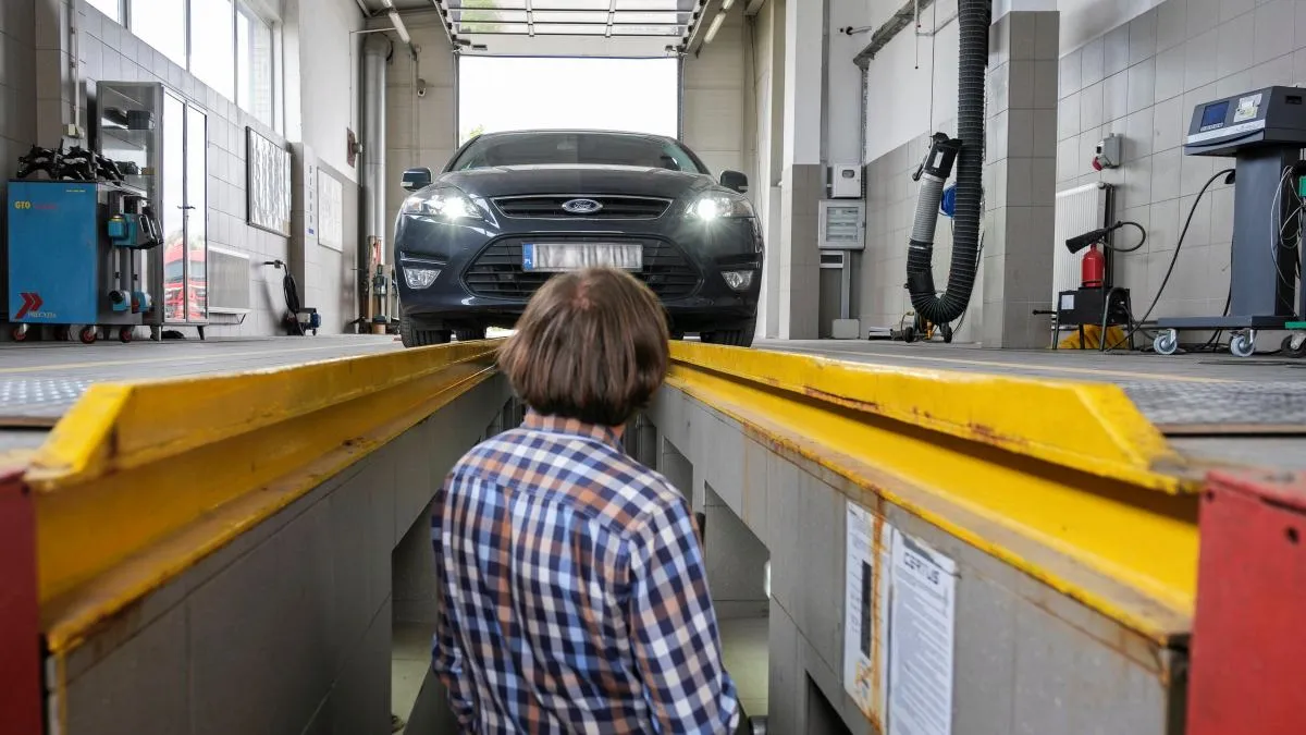 Samochód na stacji kontroli pojazdów