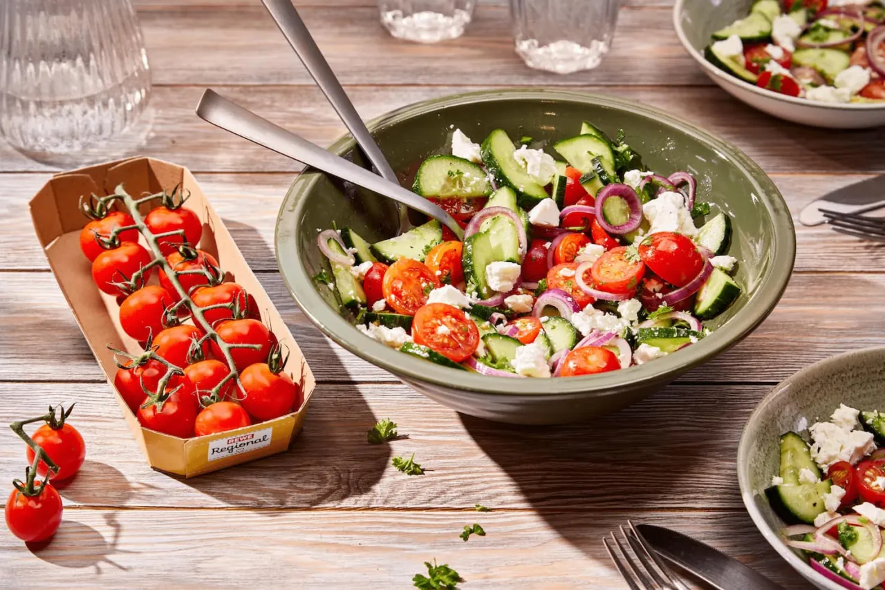 verschiedene Zutaten für Tomaten-Gurken-Salat mit Feta