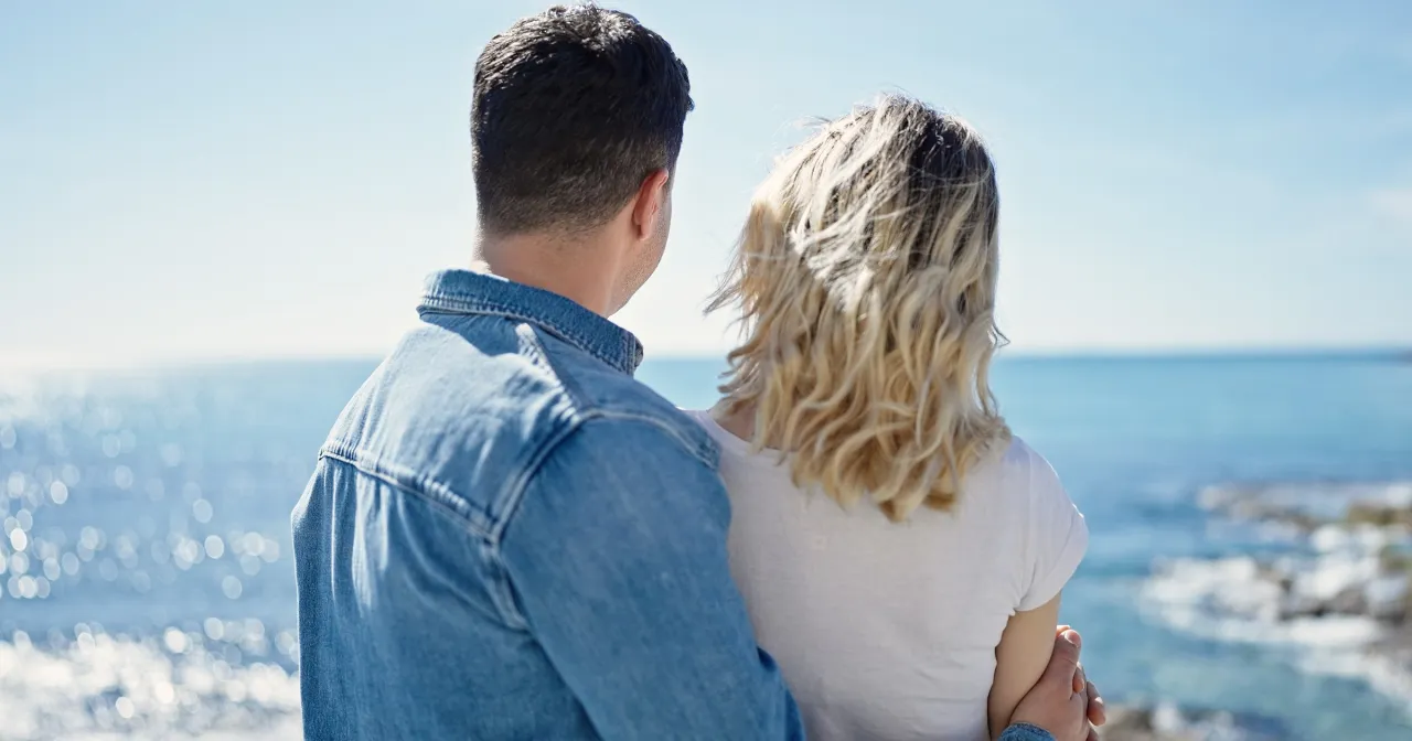 para rozmawia przy kawie, mężczyzna słucha uważnie