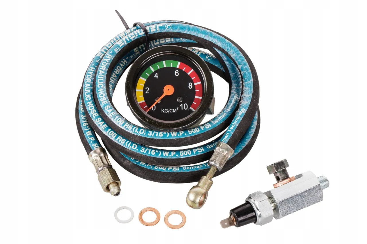 Manometr do sprawdzenia ile powietrza w oponach Ursus C-360, w zestawie z wężem hydraulicznym i czujnikiem.