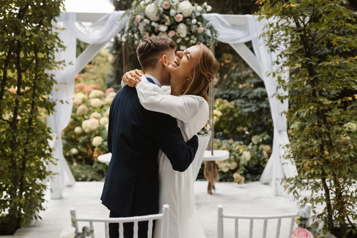 para młoda spotyka się z fotografem ślubnym, rozmowa o ofercie