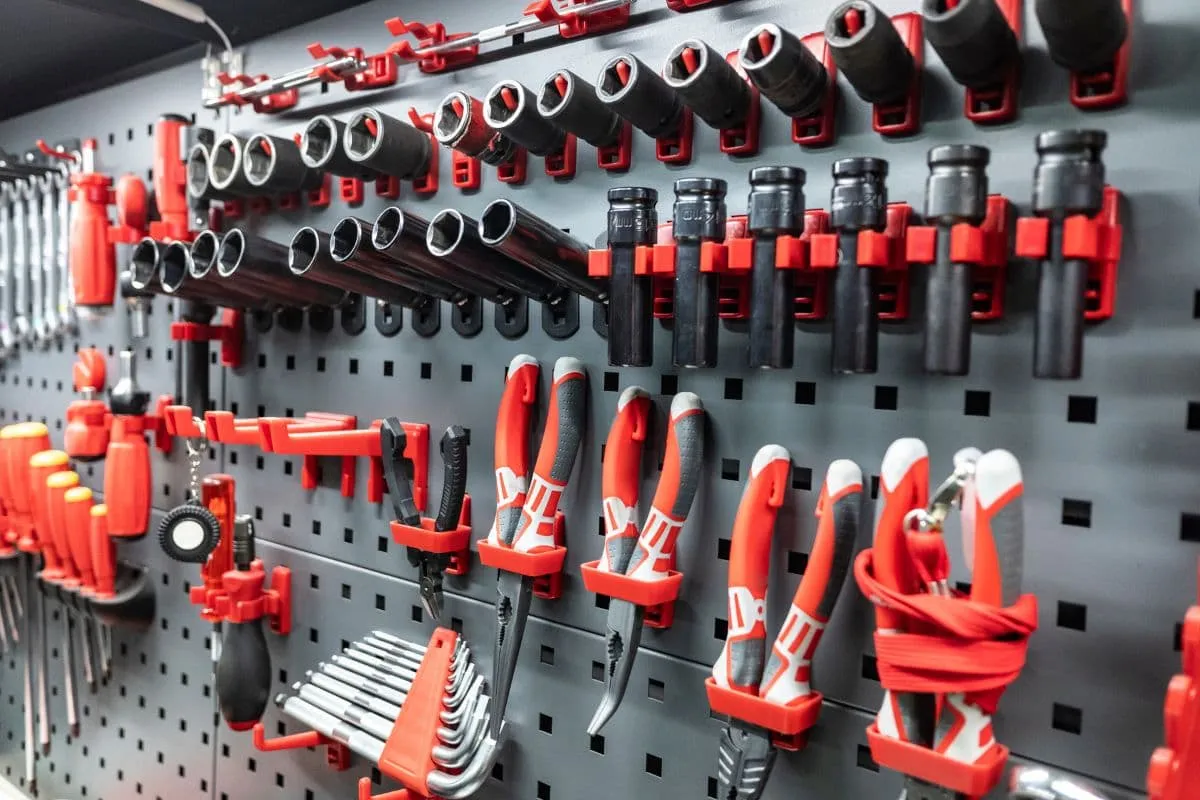 Niezbędne narzędzia i wyposażenie warsztatu samochodowego