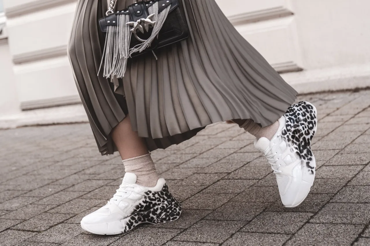 buty sportowe do spódnicy maxi stylizacje