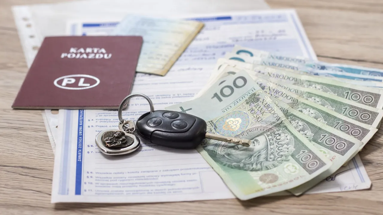 Kluczyk do auta, karta pojazdu i polskie banknoty. Czy w salonie samochodowym można płacić got&oacute;wką? Tak, często jest to możliwe.
