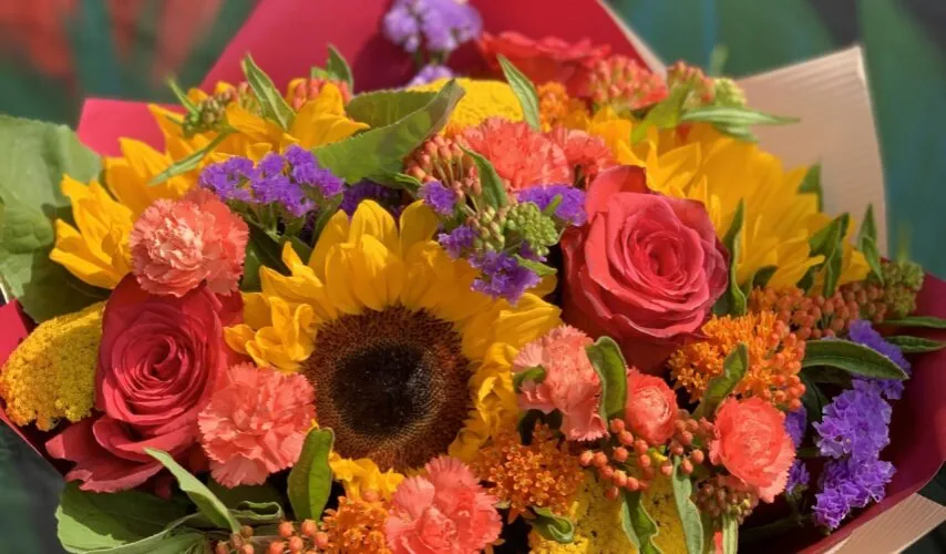 różnorodność kolorów kwiatów w bukiecie