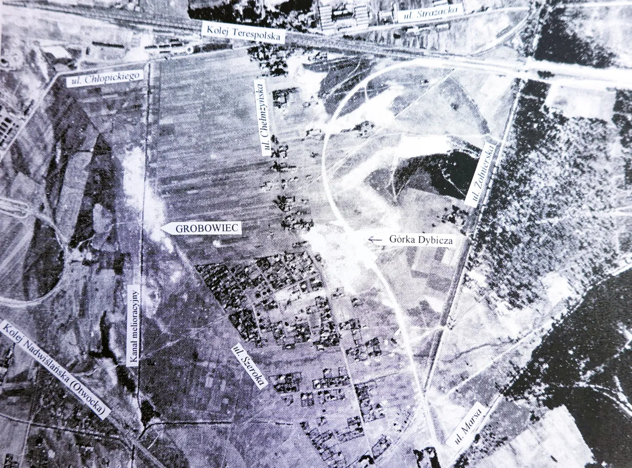 Mapa lotnicza z zaznaczonym Grobowcem, G&oacute;rką Dybiczą, Kanałem Melioracyjnym i ulicami. Widać fragmenty Kolei Terespolskiej i Nadwiślańskiej. To teren rezerwatu przyrody Olszynka Grochowska.