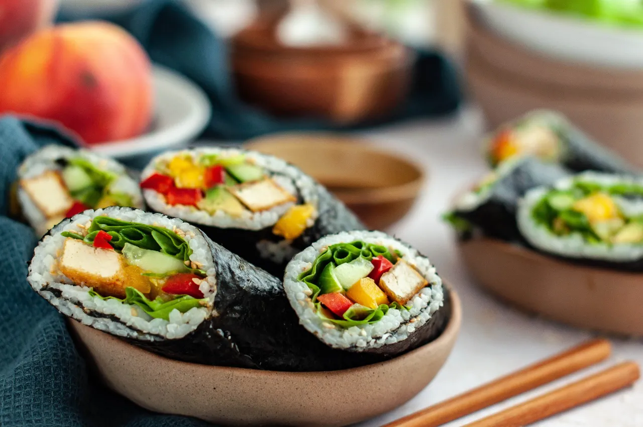 Z czym zrobić sushi wegetariańskie? Oto pyszne rolki z tofu, og&oacute;rkiem, papryką i mango.