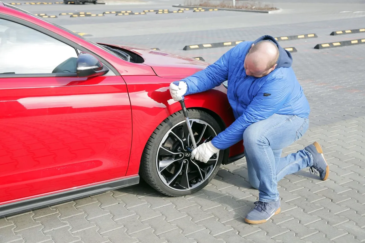 Klucz dynamometryczny do k&oacute;ł samochodu