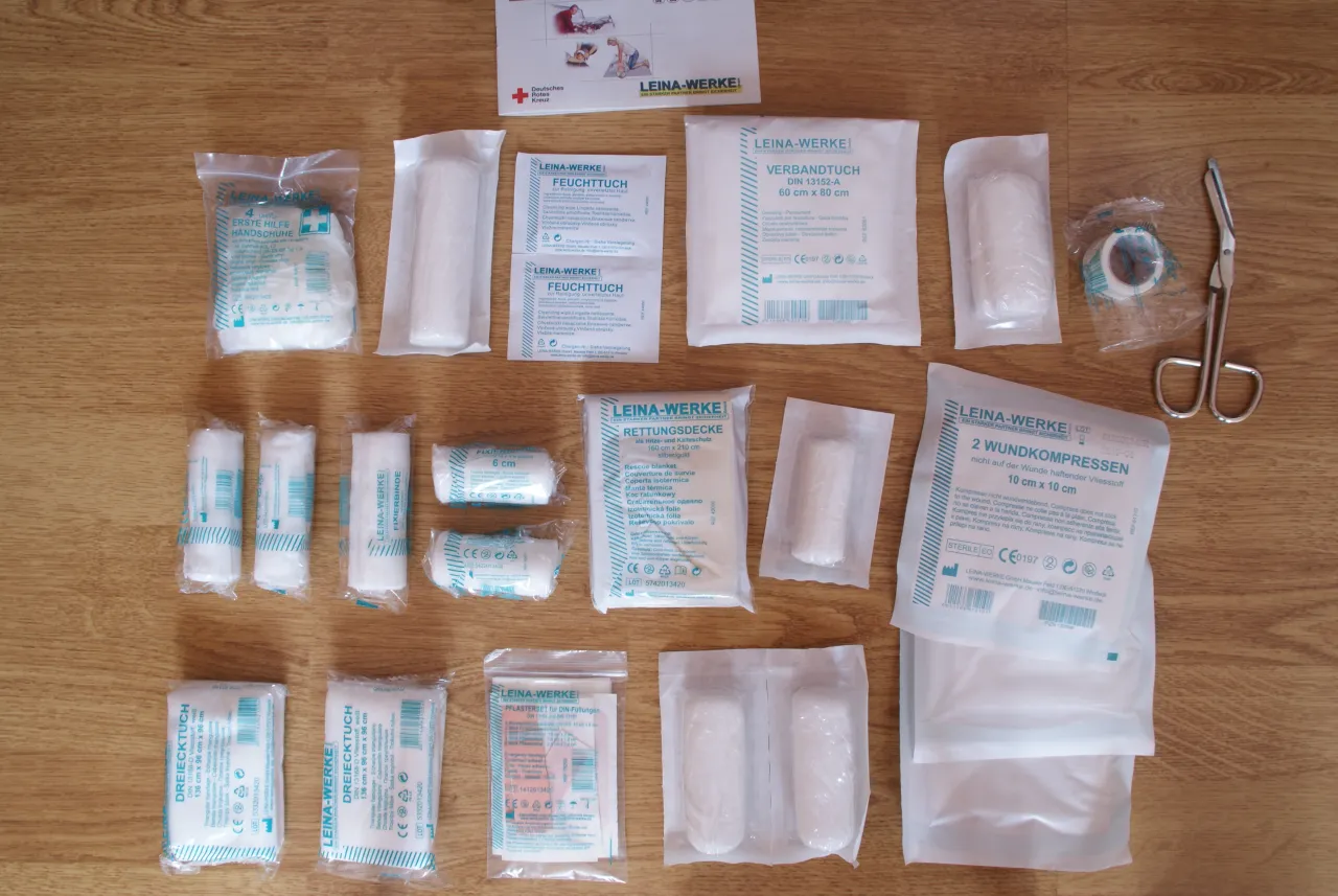 apteczka samochodowa skład DIN 13164