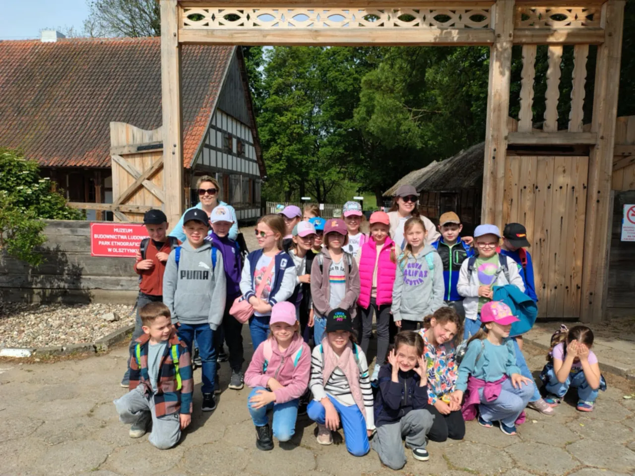 uczniowie w muzeum, wycieczka edukacyjna, dzieci zwiedzają
