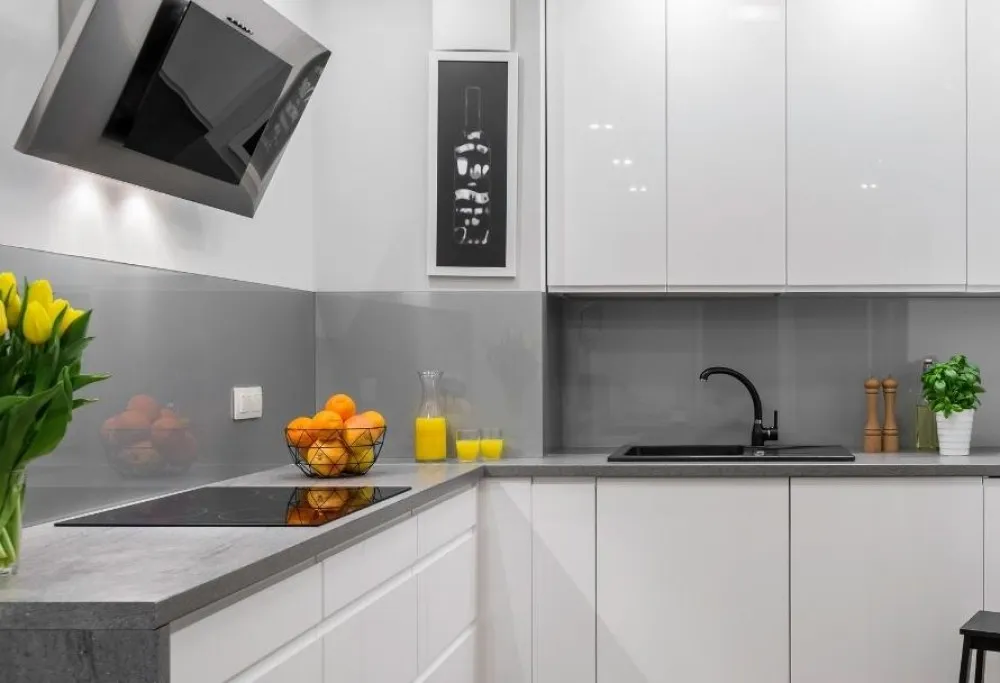 biała kuchnia szary blat płytki podłogowe inspiracje