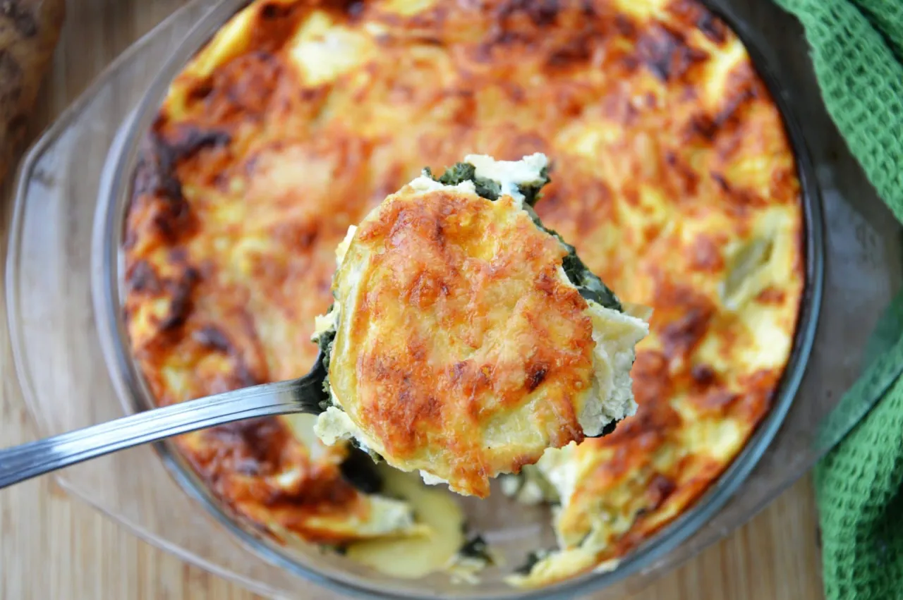 Różne rodzaje ziemniaków i warzyw do zapiekanki